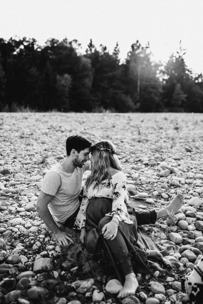 Babybauchshooting an der idyllischen Isar