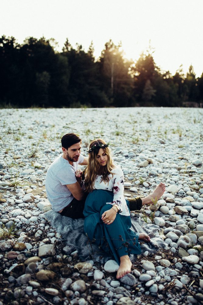 Babybauchshooting an der idyllischen Isar