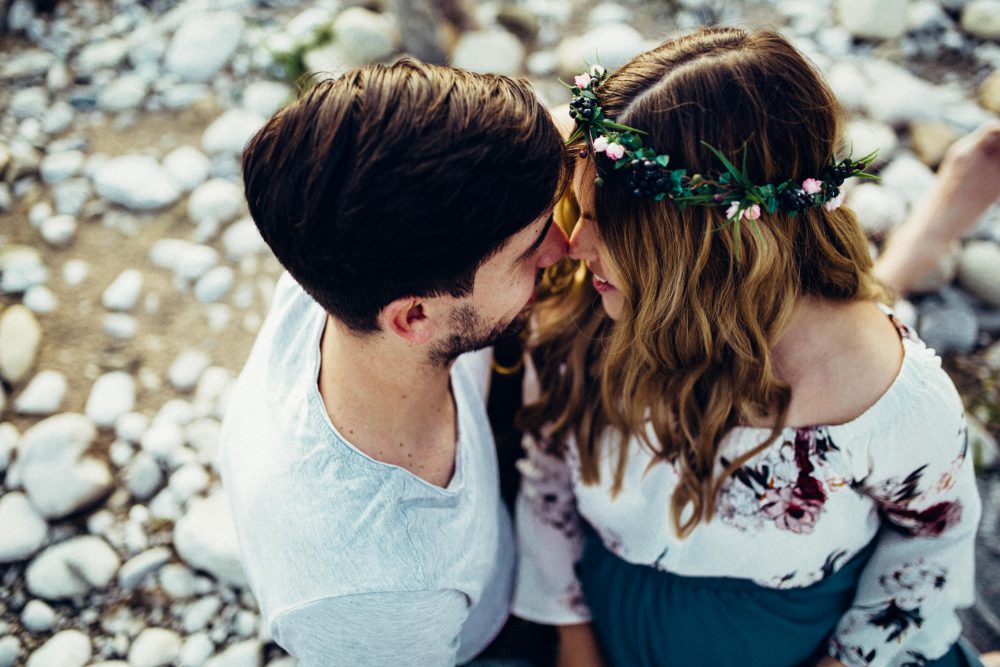 Babybauchshooting an der idyllischen Isar