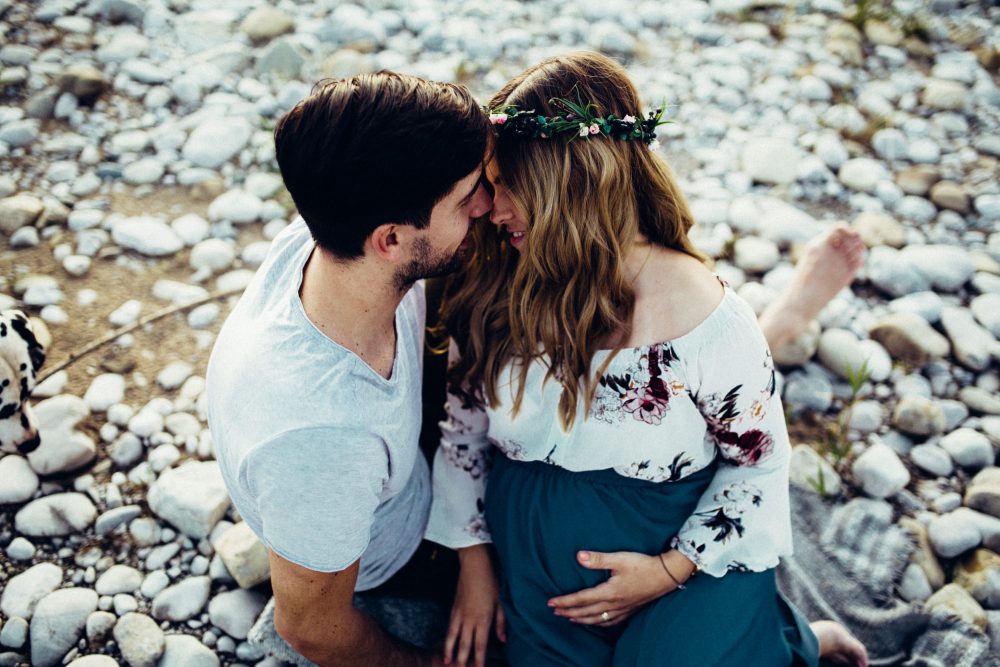 Babybauchshooting an der idyllischen Isar
