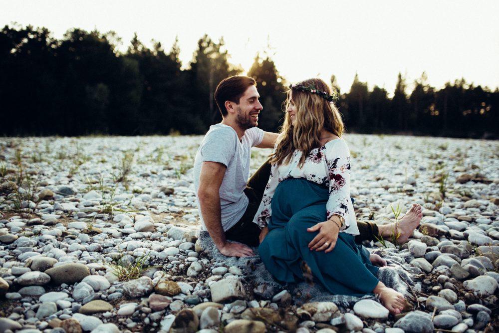 Babybauchshooting an der idyllischen Isar