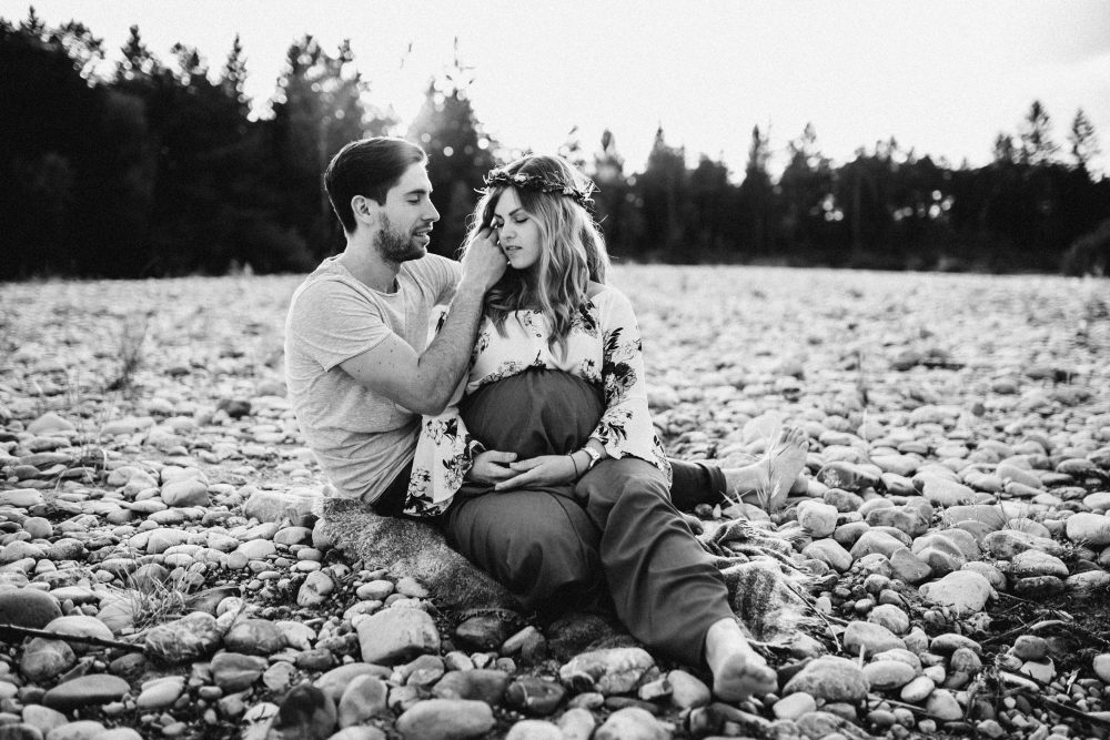 Babybauchshooting an der idyllischen Isar