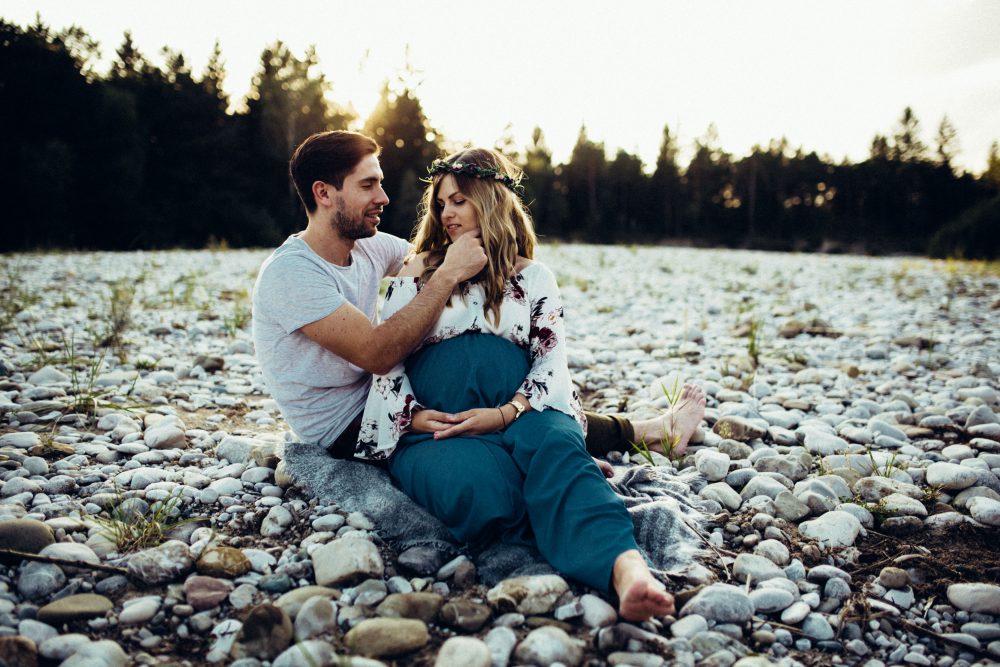 Babybauchshooting an der idyllischen Isar