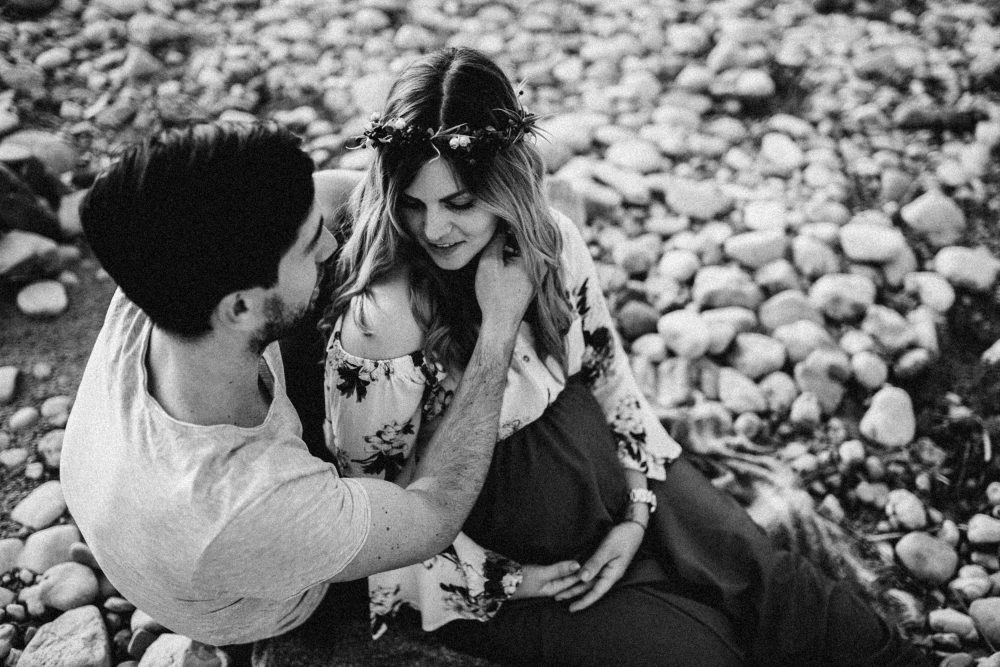 Babybauchshooting an der idyllischen Isar