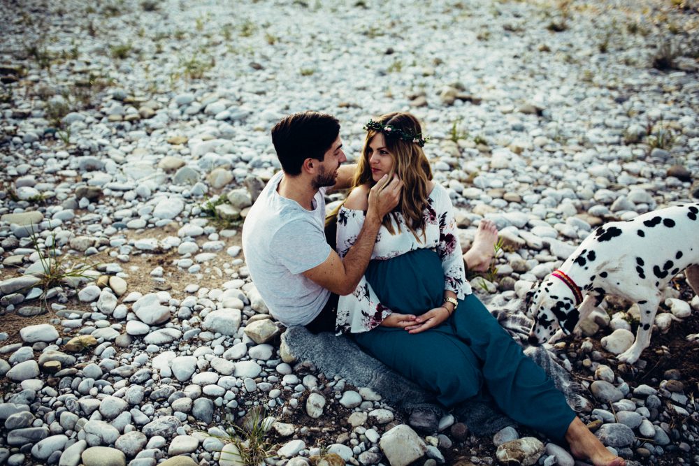 Babybauchshooting an der idyllischen Isar