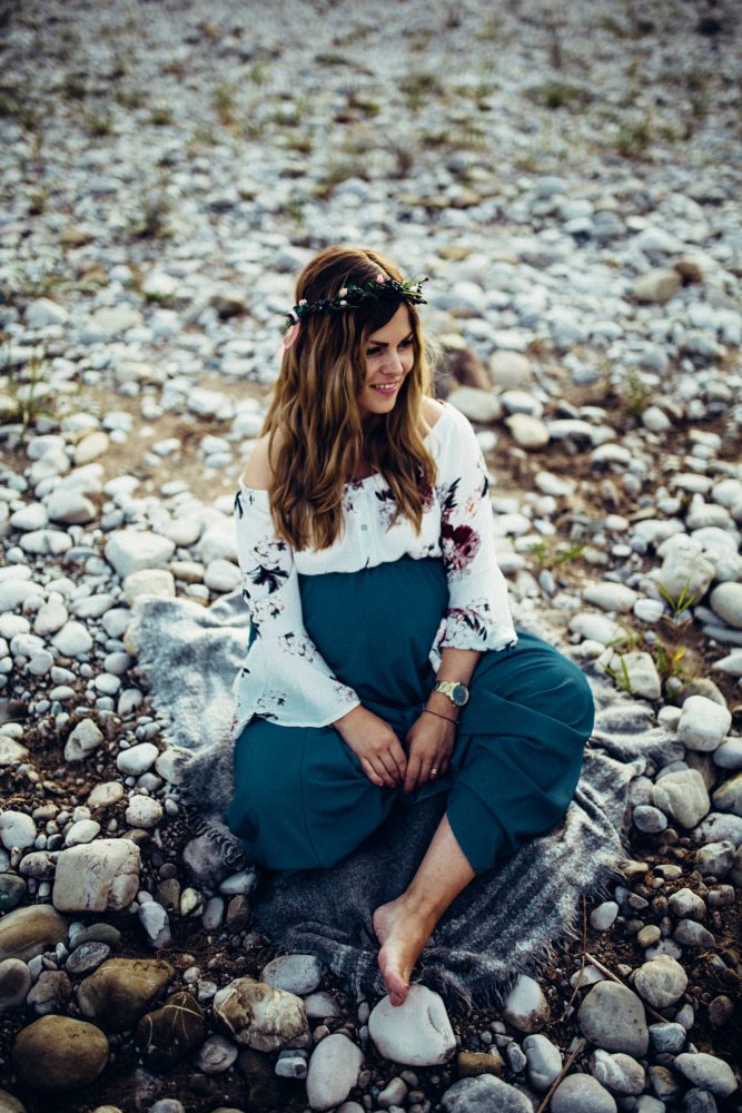 Babybauchshooting an der idyllischen Isar