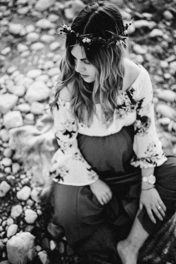 Babybauchshooting an der idyllischen Isar