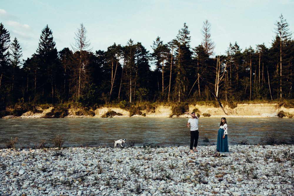 Babybauchshooting an der idyllischen Isar