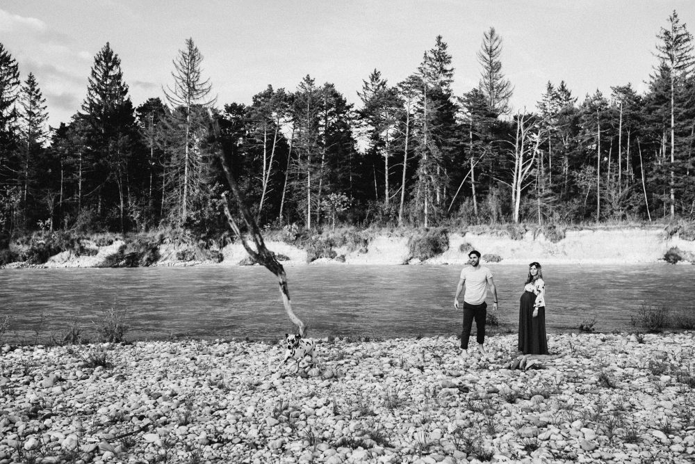 Babybauchshooting an der idyllischen Isar