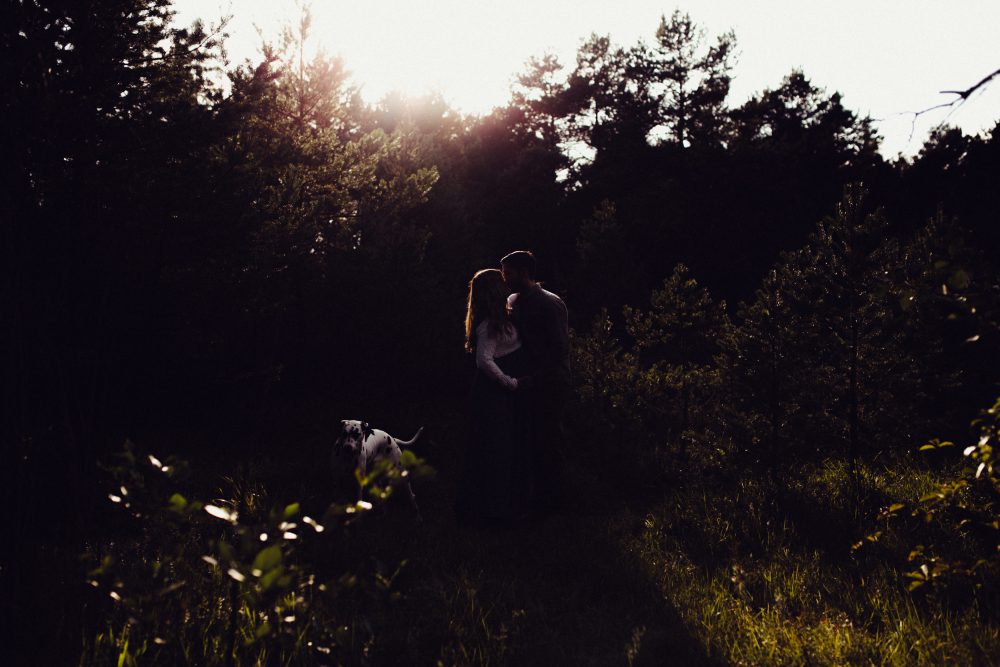 Babybauchshooting an der idyllischen Isar