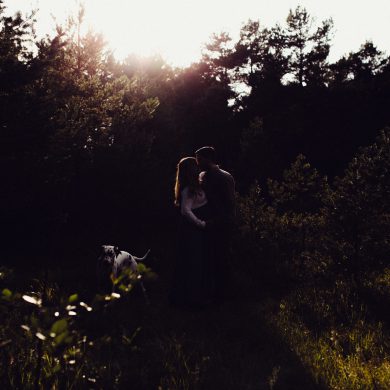 Babybauchshooting an der idyllischen Isar