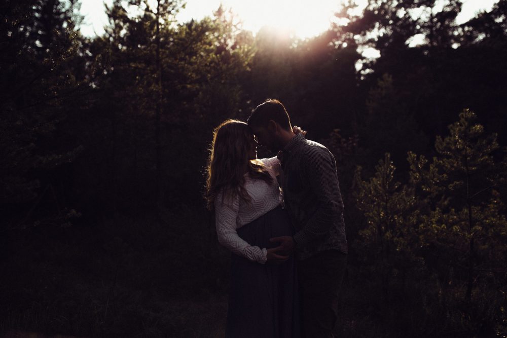 Babybauchshooting an der idyllischen Isar