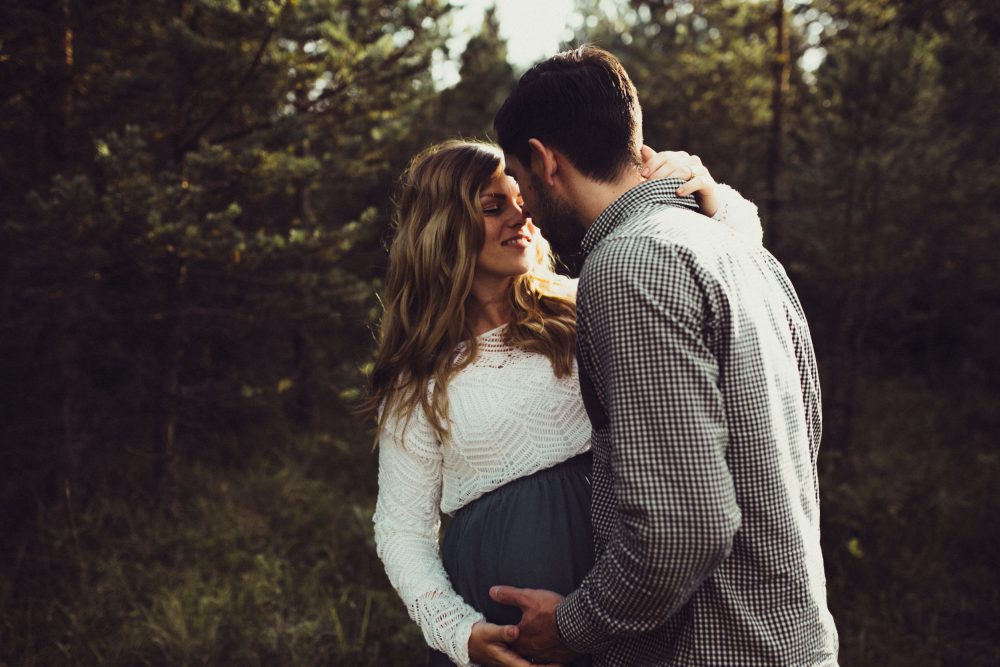 Babybauchshooting an der idyllischen Isar