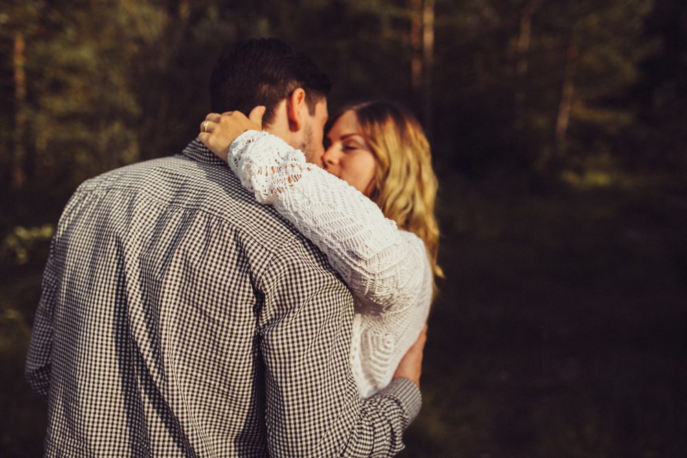 Babybauchshooting an der idyllischen Isar