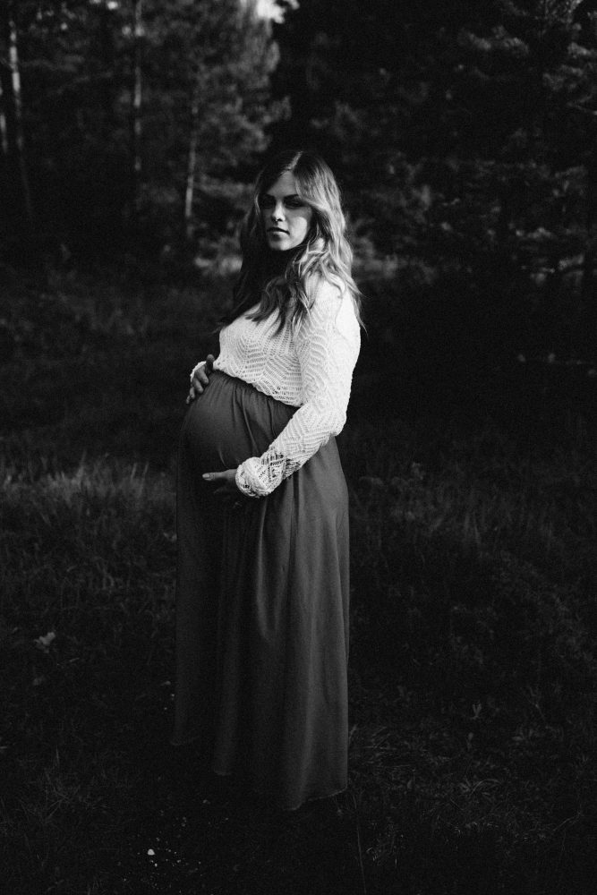 Babybauchshooting an der idyllischen Isar