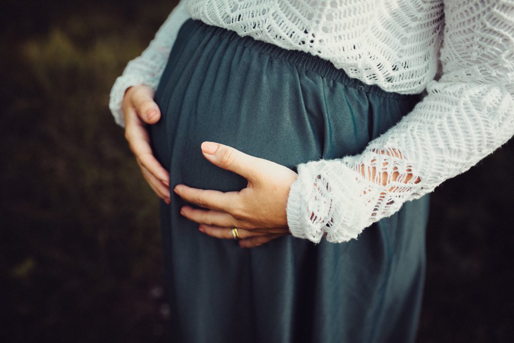 Babybauchshooting an der idyllischen Isar