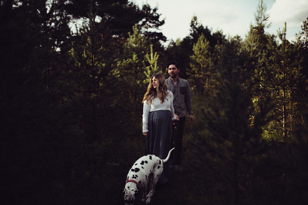 Babybauchshooting an der idyllischen Isar