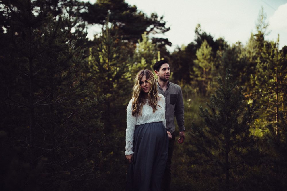 Babybauchshooting an der idyllischen Isar