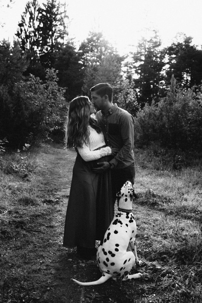 Babybauchshooting an der idyllischen Isar