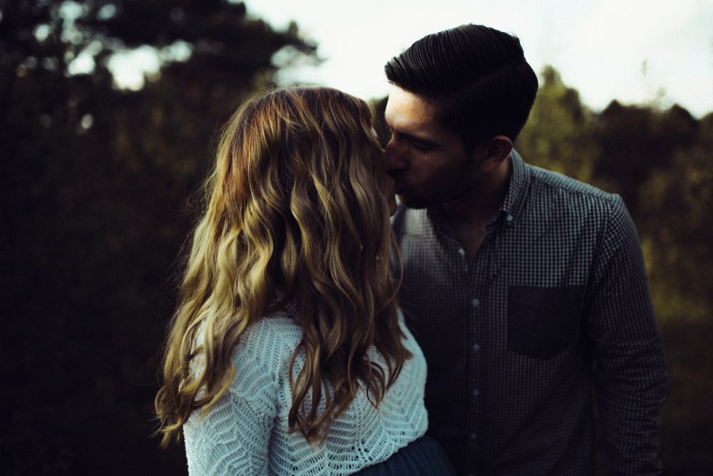 Babybauchshooting an der idyllischen Isar