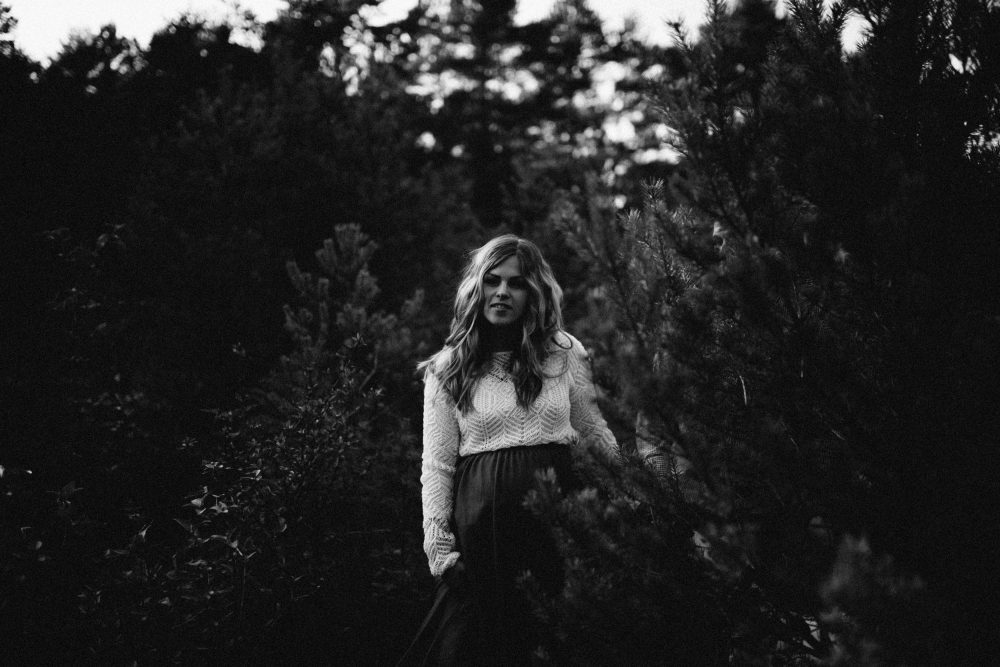 Babybauchshooting an der idyllischen Isar