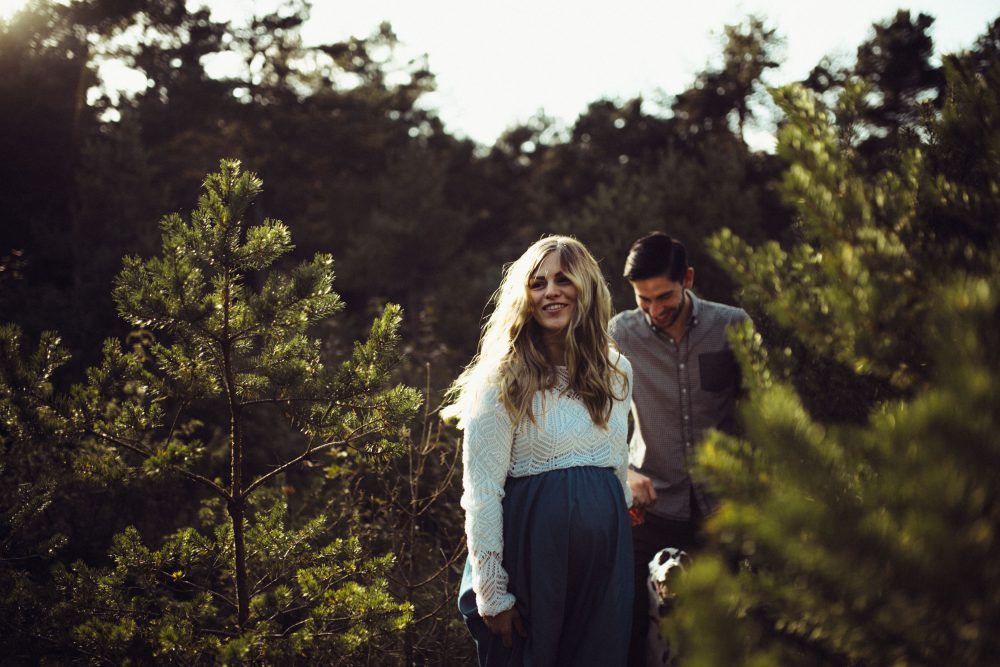 Babybauchshooting an der idyllischen Isar