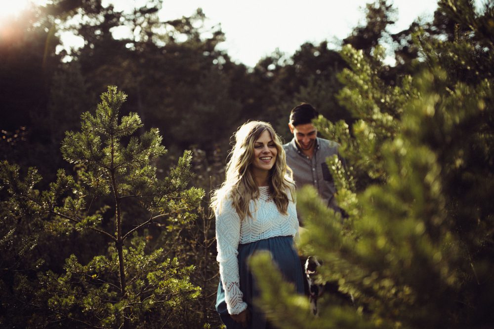 Babybauchshooting an der idyllischen Isar