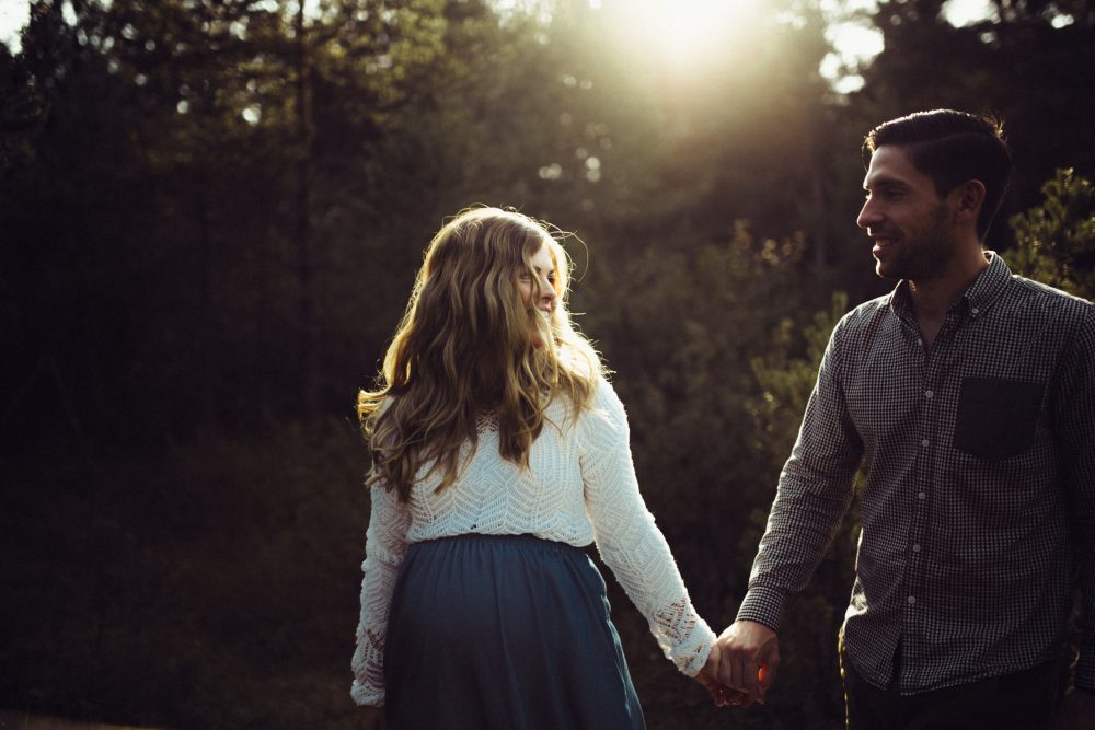 Babybauchshooting an der idyllischen Isar