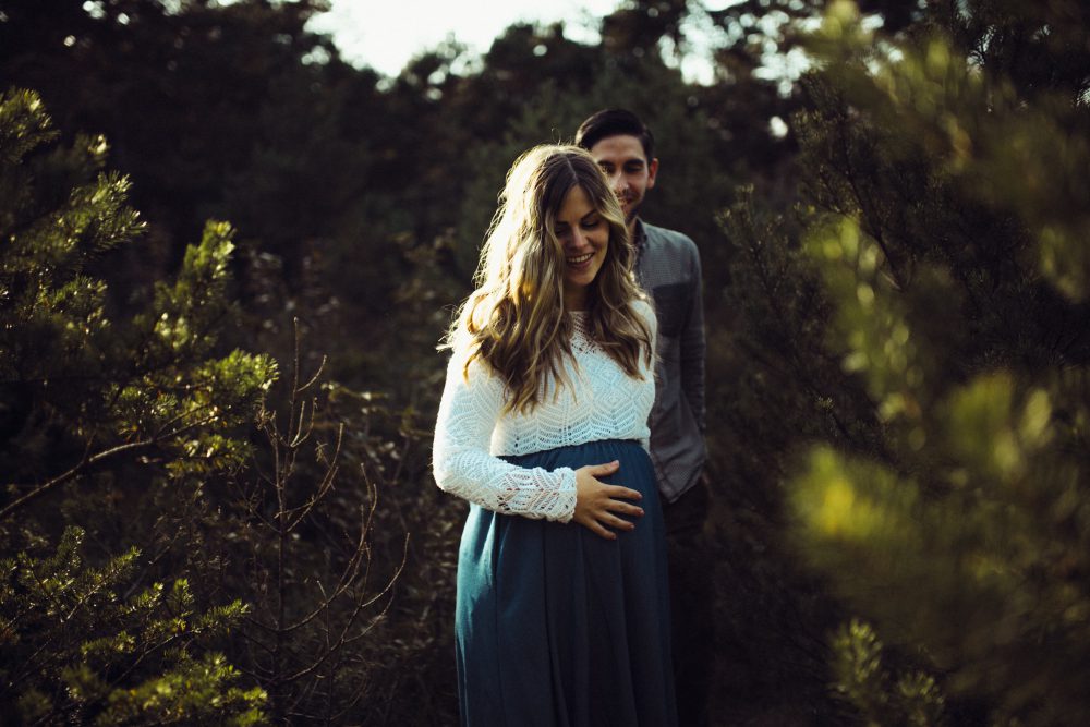Babybauchshooting an der idyllischen Isar