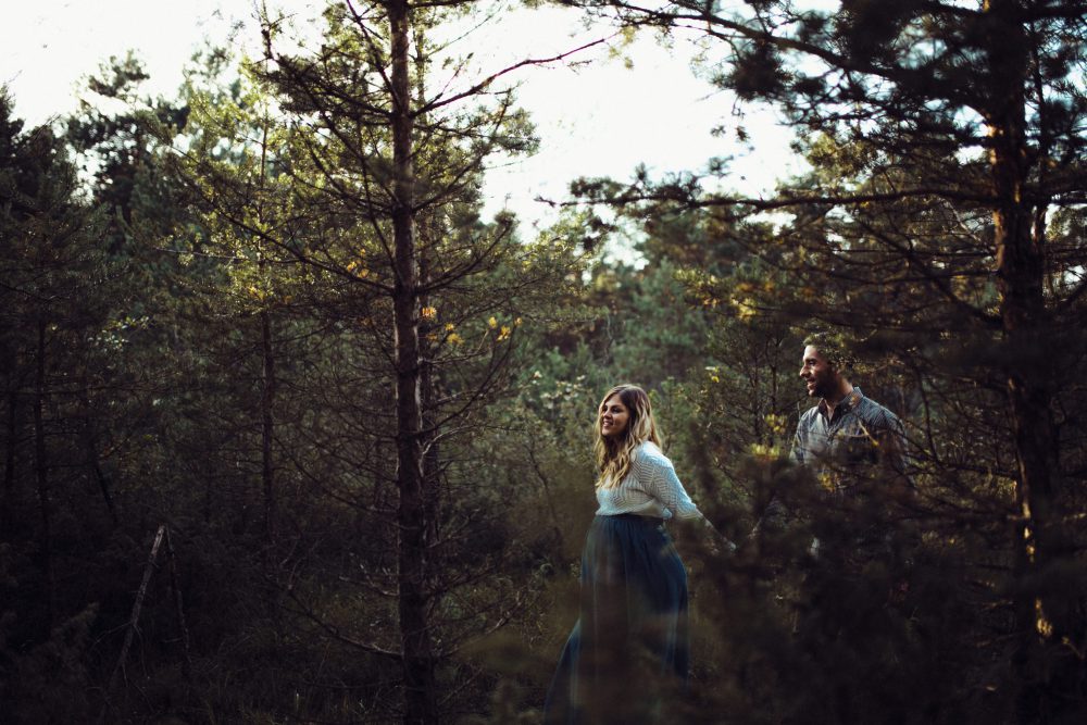 Babybauchshooting an der idyllischen Isar