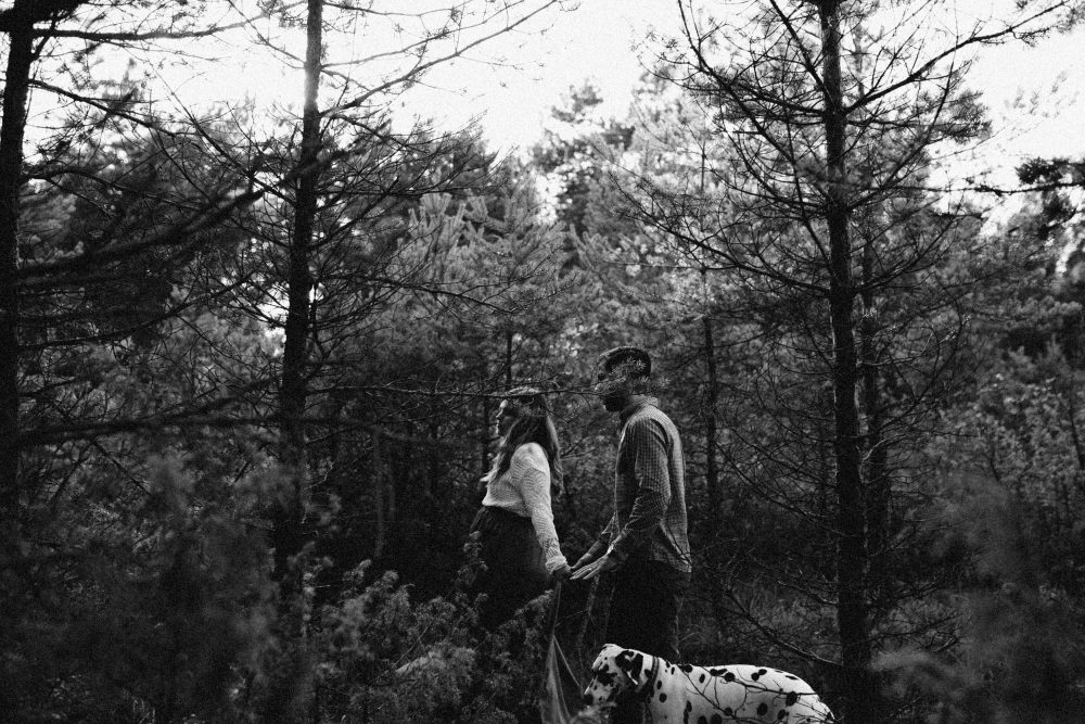 Babybauchshooting an der idyllischen Isar