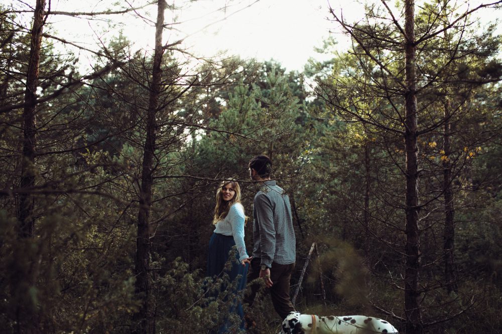 Babybauchshooting an der idyllischen Isar