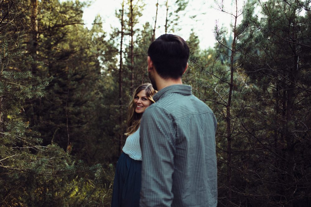 Babybauchshooting an der idyllischen Isar