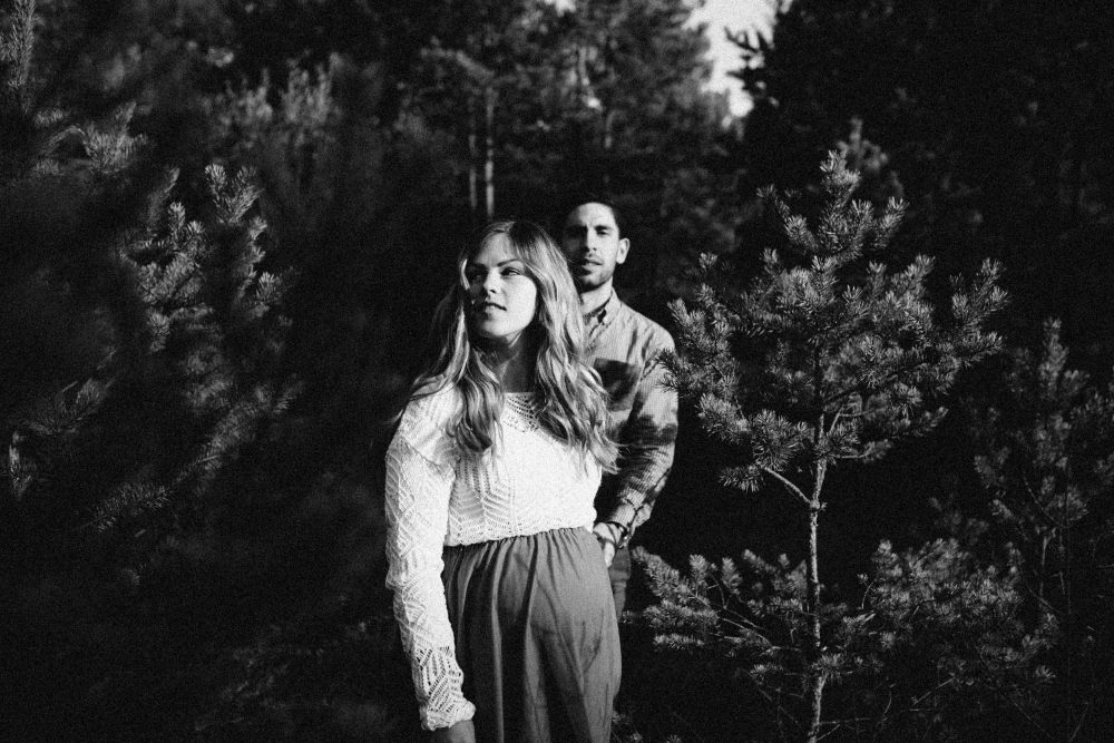 Babybauchshooting an der idyllischen Isar