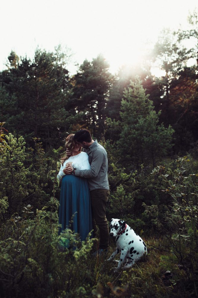 Babybauchshooting an der idyllischen Isar