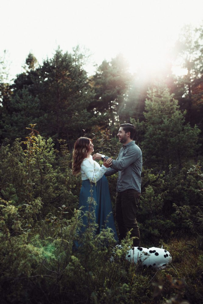 Babybauchshooting an der idyllischen Isar