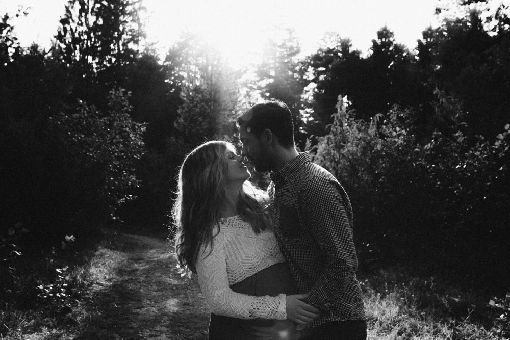 Babybauchshooting an der idyllischen Isar