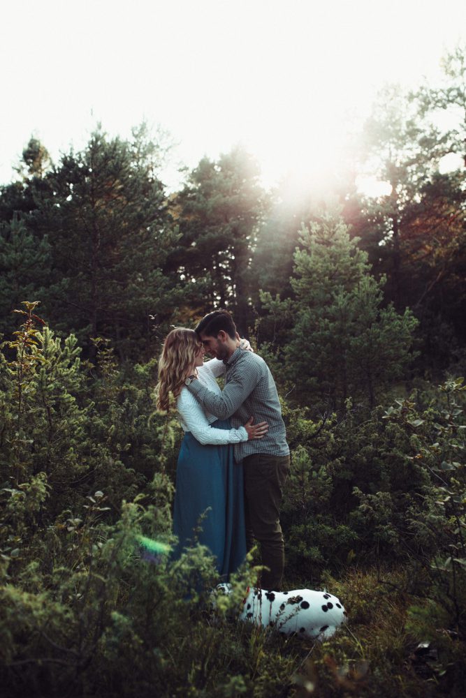 Babybauchshooting an der idyllischen Isar