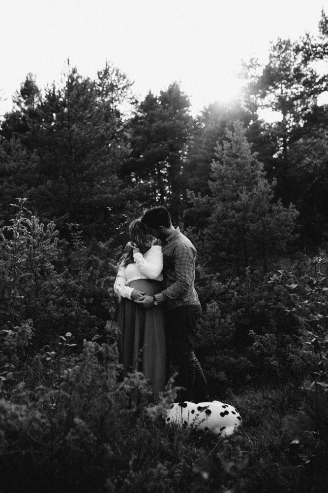 Babybauchshooting an der idyllischen Isar