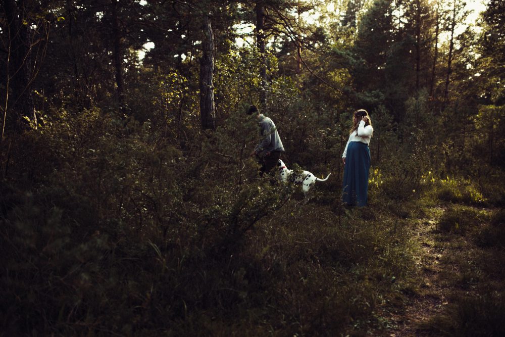 Babybauchshooting an der idyllischen Isar