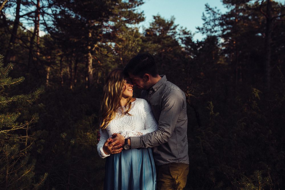 Babybauchshooting an der idyllischen Isar