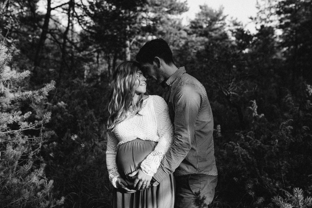 Babybauchshooting an der idyllischen Isar