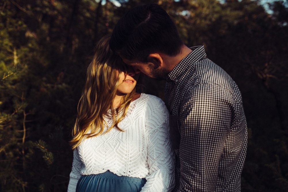 Babybauchshooting an der idyllischen Isar