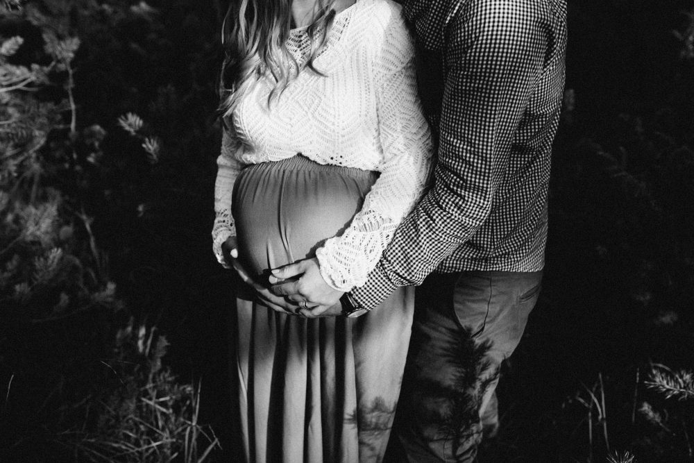 Babybauchshooting an der idyllischen Isar