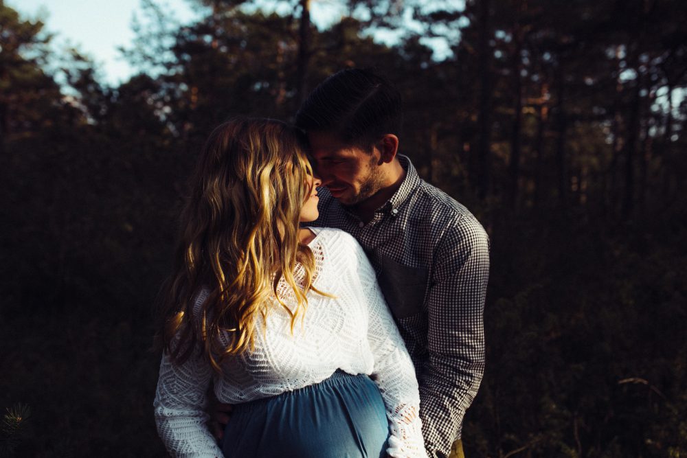 Babybauchshooting an der idyllischen Isar