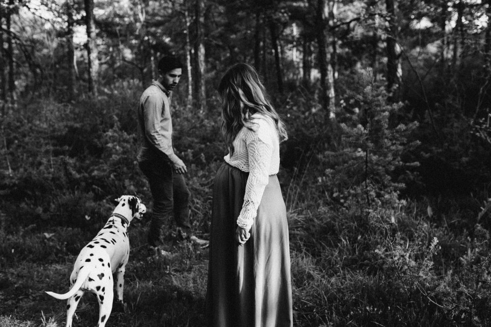 Babybauchshooting an der idyllischen Isar