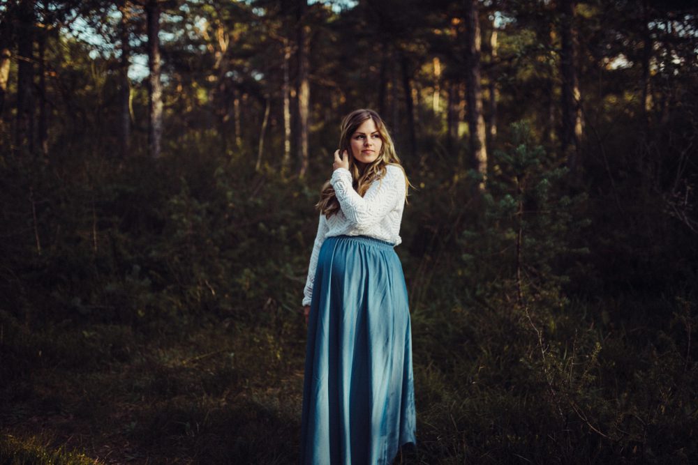 Babybauchshooting an der idyllischen Isar