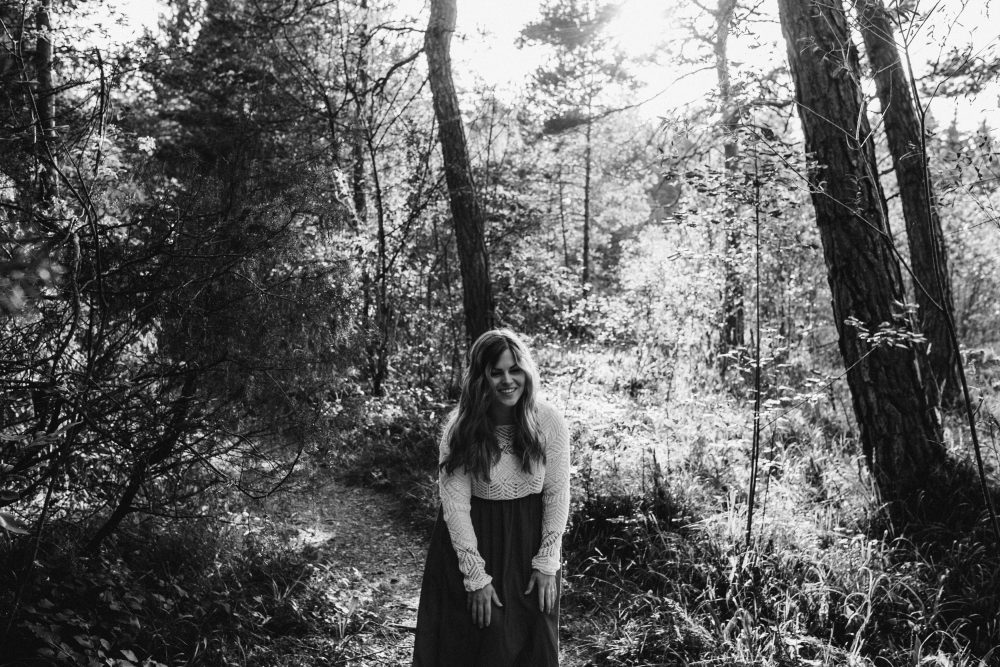 Babybauchshooting an der idyllischen Isar