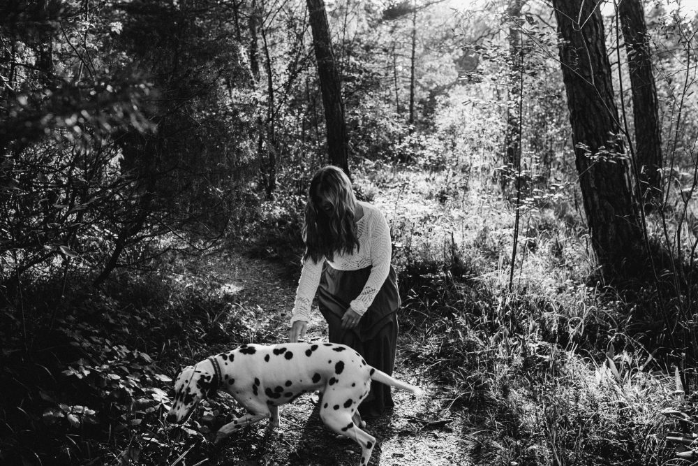Babybauchshooting an der idyllischen Isar