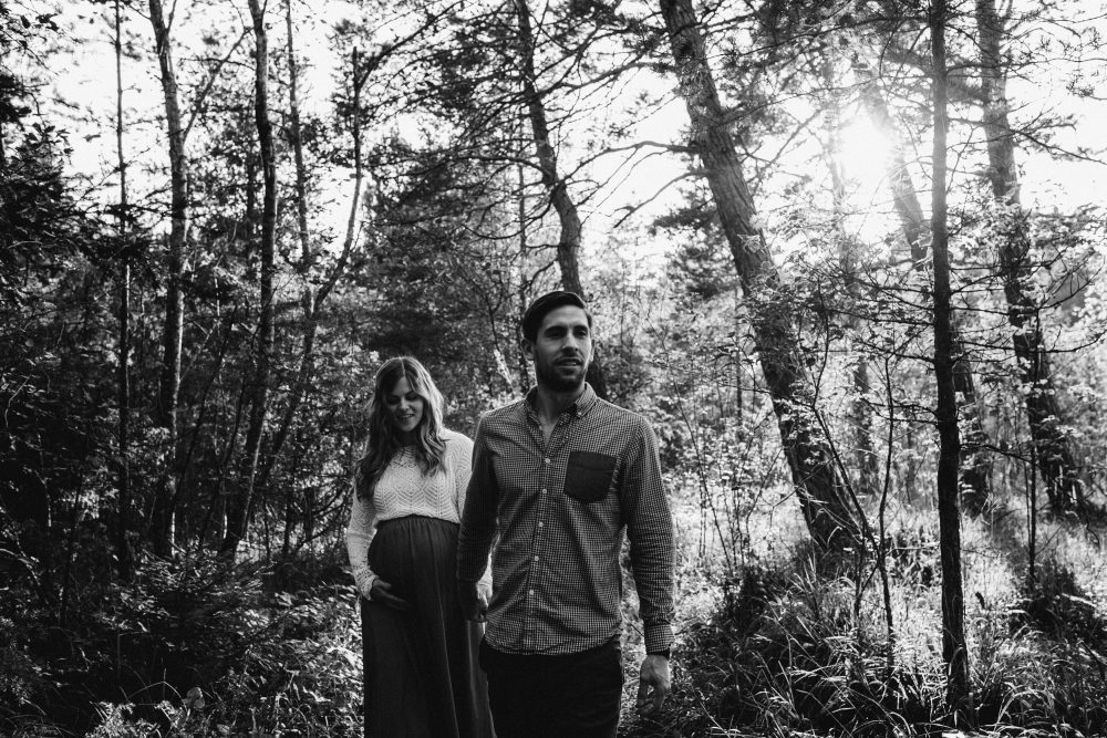 Babybauchshooting an der idyllischen Isar